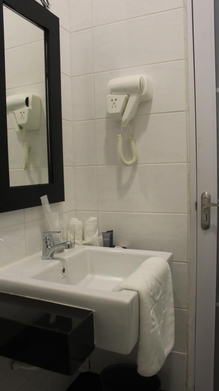 Serapi Hotel Kuching Ngoại thất bức ảnh